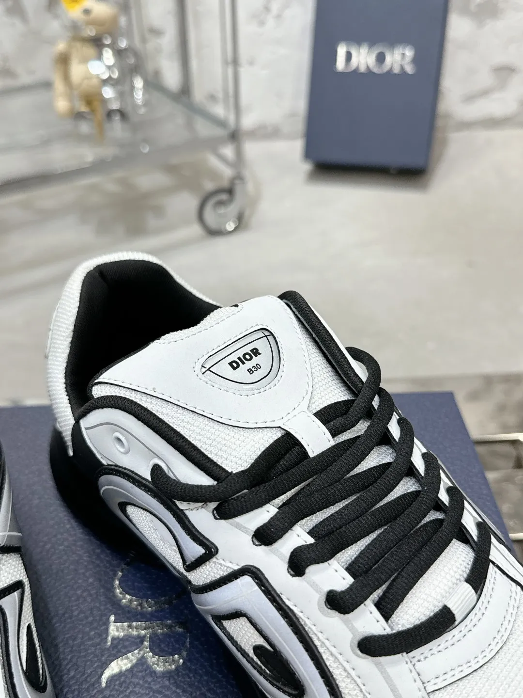 Men's men's shoes 💰600❤️❤️❤️High version Dior Dior's latest color matching B30 series reflective dad sneakers original 17380💰 purchased for development and production Brand new B30 sneakers Dad Shoes style shoes that follow the trend of the retro market The Dior logo on the tongue also indicates that this pair of shoes is the B30 model! B30 uses fine-textured leather and mesh cloth materials to form a shoe body. There are conspicuous letters CD on both sides of the shoe body to indicate identity. Many lines on the shoe body outline details to make the shoes look less monotonous and full of retro flavor. The delivery counter is exquisitely packaged🛍📦 ▪️Fabric: Original customized technical fabric + mesh ▪️Inner lining: Customized breathable lining ▪️Outsole: Original molded IP foam + TPU outsole ▪️Sole thickness: 3.5CM ▪️Size: Women’s size 35-40 / Men’s size 39-46